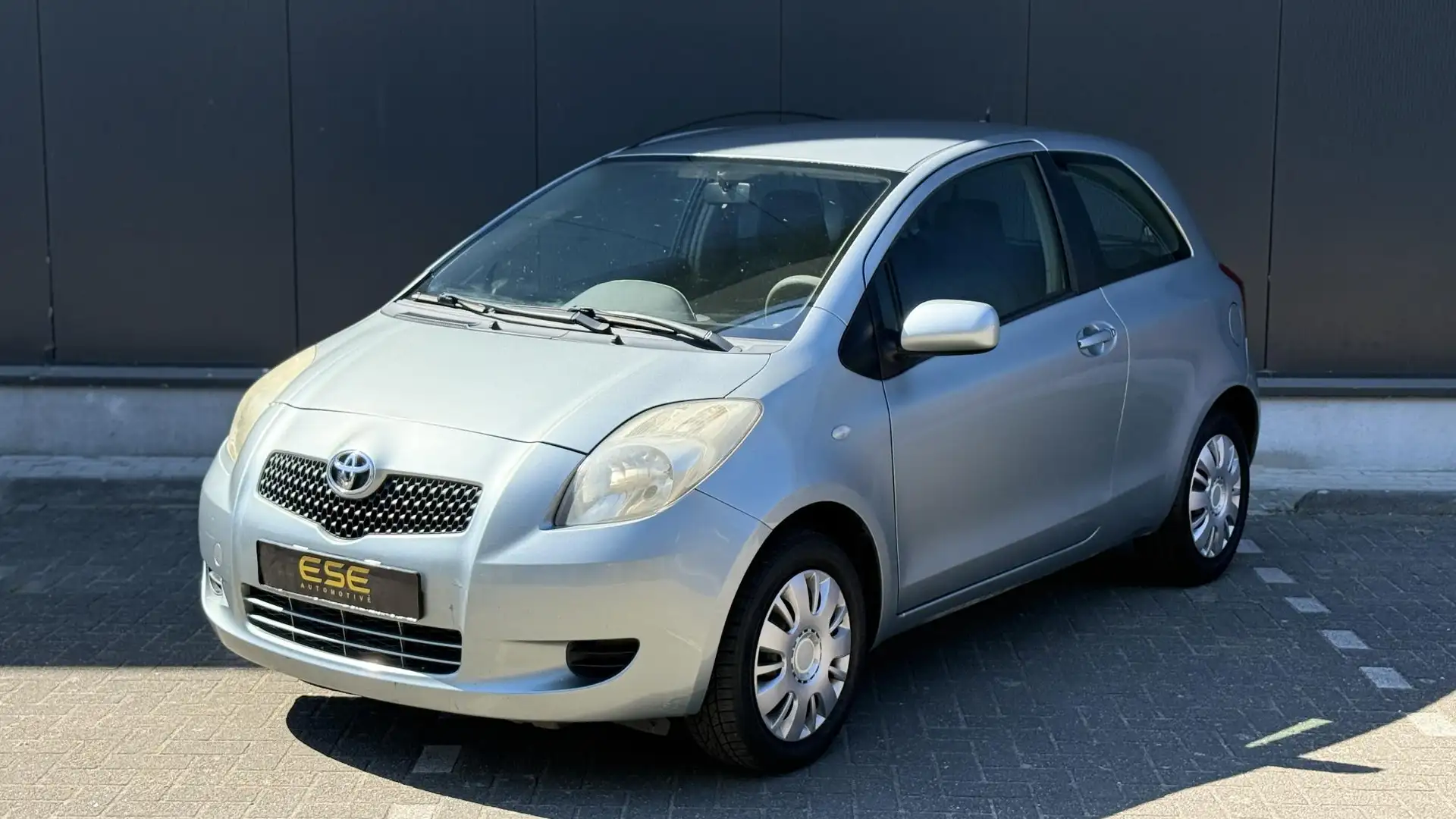 Toyota Yaris 1.0 VVTi + | Airco | Apk 27-01-2026 Grijs - 2