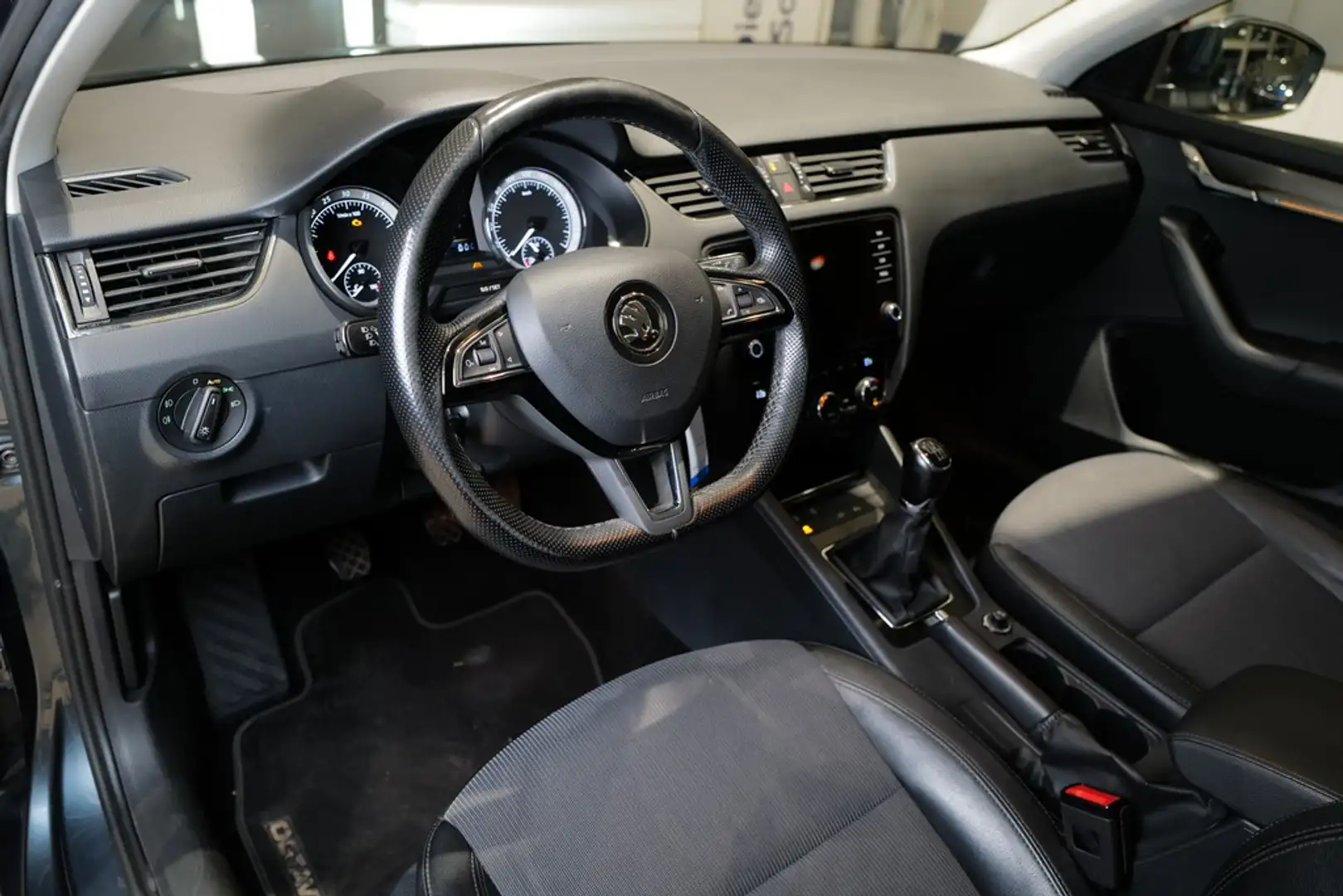 Skoda Octavia Combi 2.0TDI Style Pano RKam DCC ACC Led Grijs - 2