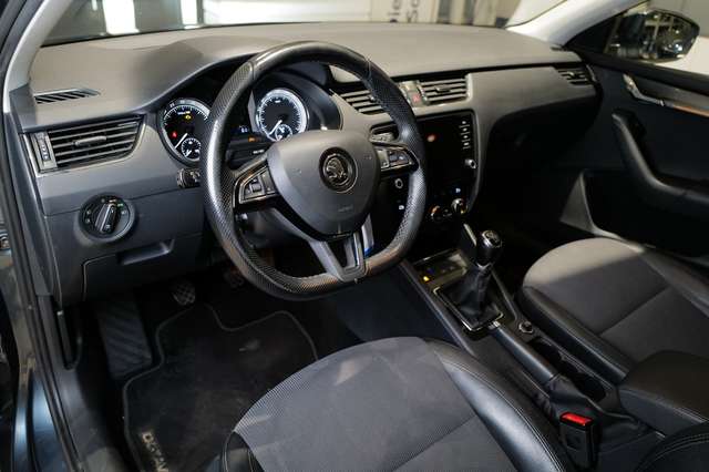 Skoda Octavia Combi 2.0TDI Style Pano RKam DCC ACC Led
