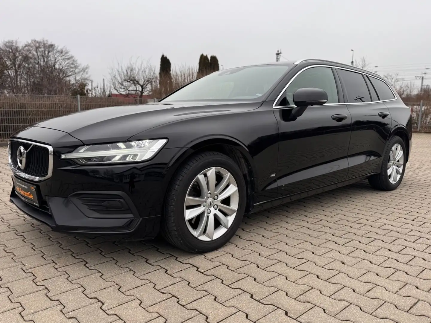 Volvo V60 Kombi Momentum Pro PANORAMA LEDER Head Up Noir - 1