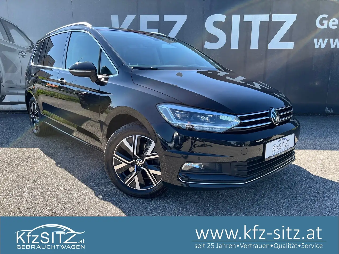 Volkswagen Touran Highline 2,0 SCR TDI DSG | NP: €51.300 Schwarz - 1