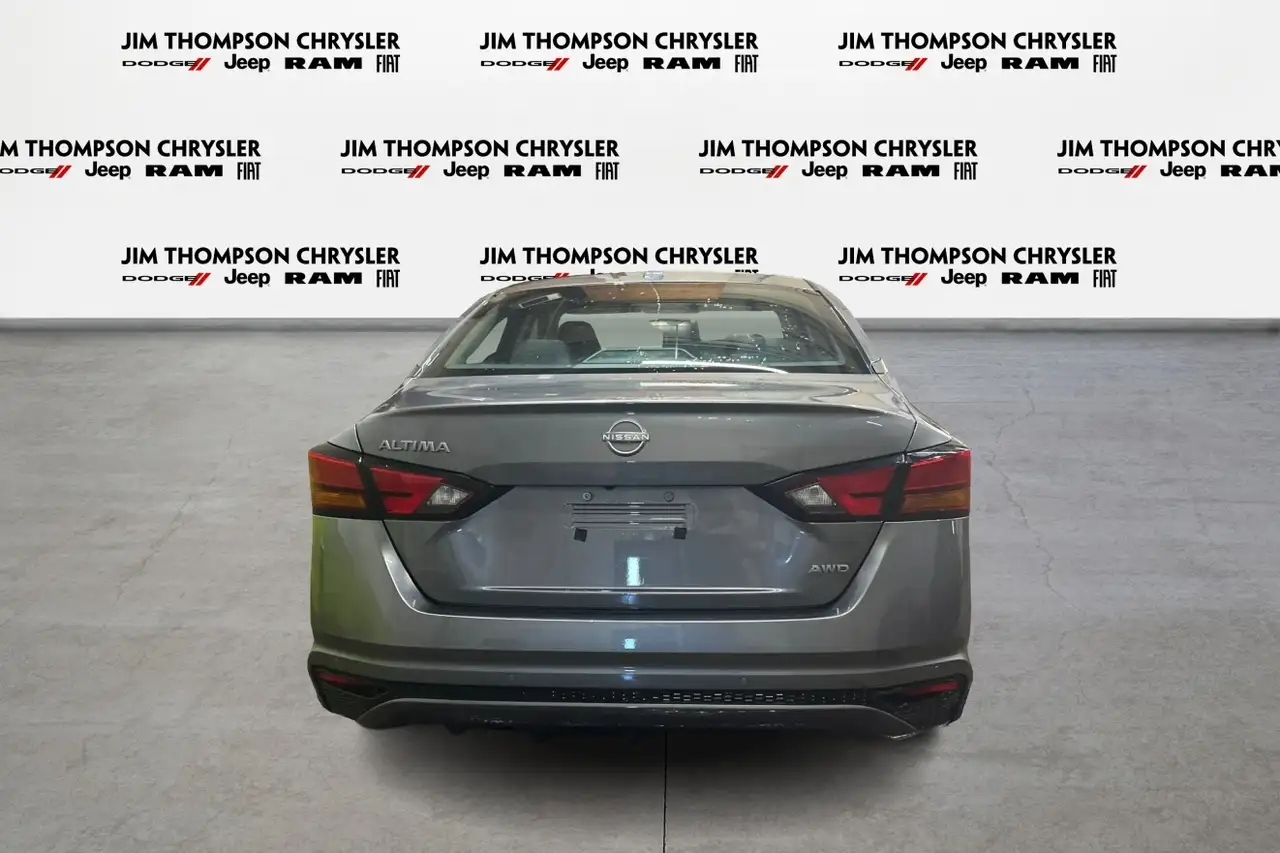 Nissan Altima снимка Nissan Altima