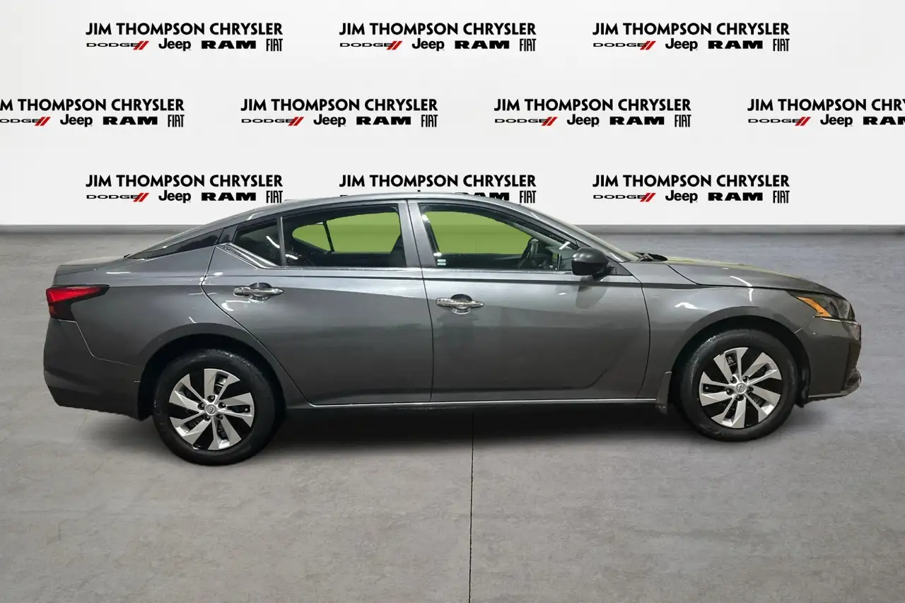 Nissan Altima снимка Nissan Altima