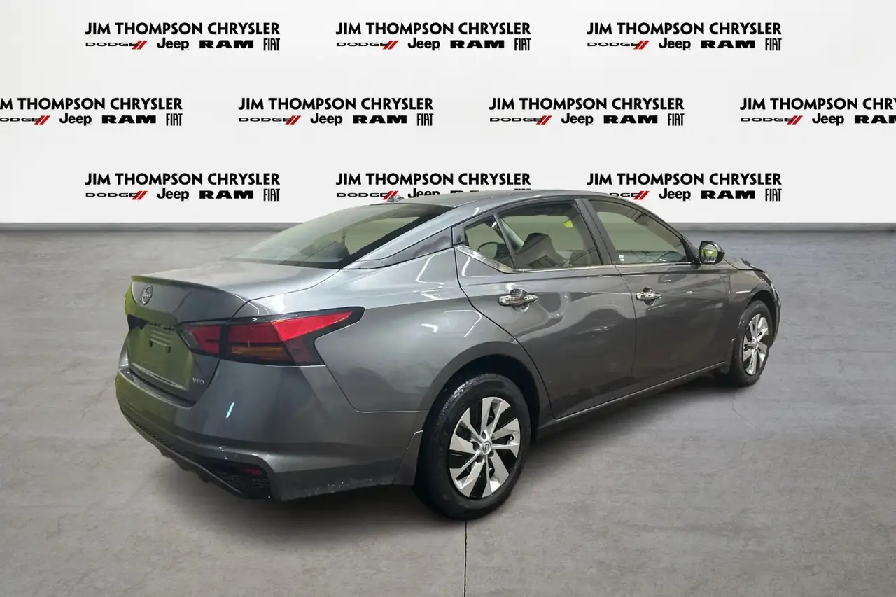 Nissan Altima снимка Nissan Altima