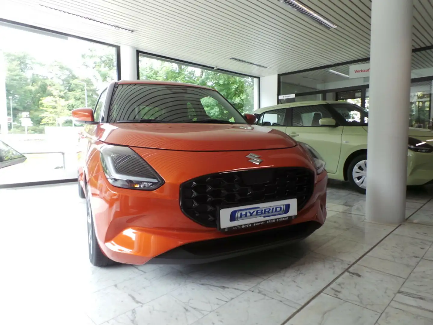 Suzuki Swift 1.2 Dualjet Hybrid 61 kW Comfort+ CVT Orange - 2