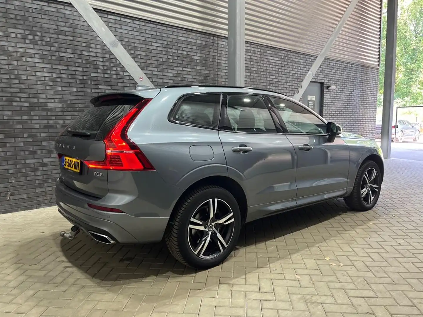 Volvo XC60 T8 Twin Engine R-Design | 360° Camera | Trekhaak | Grijs - 2