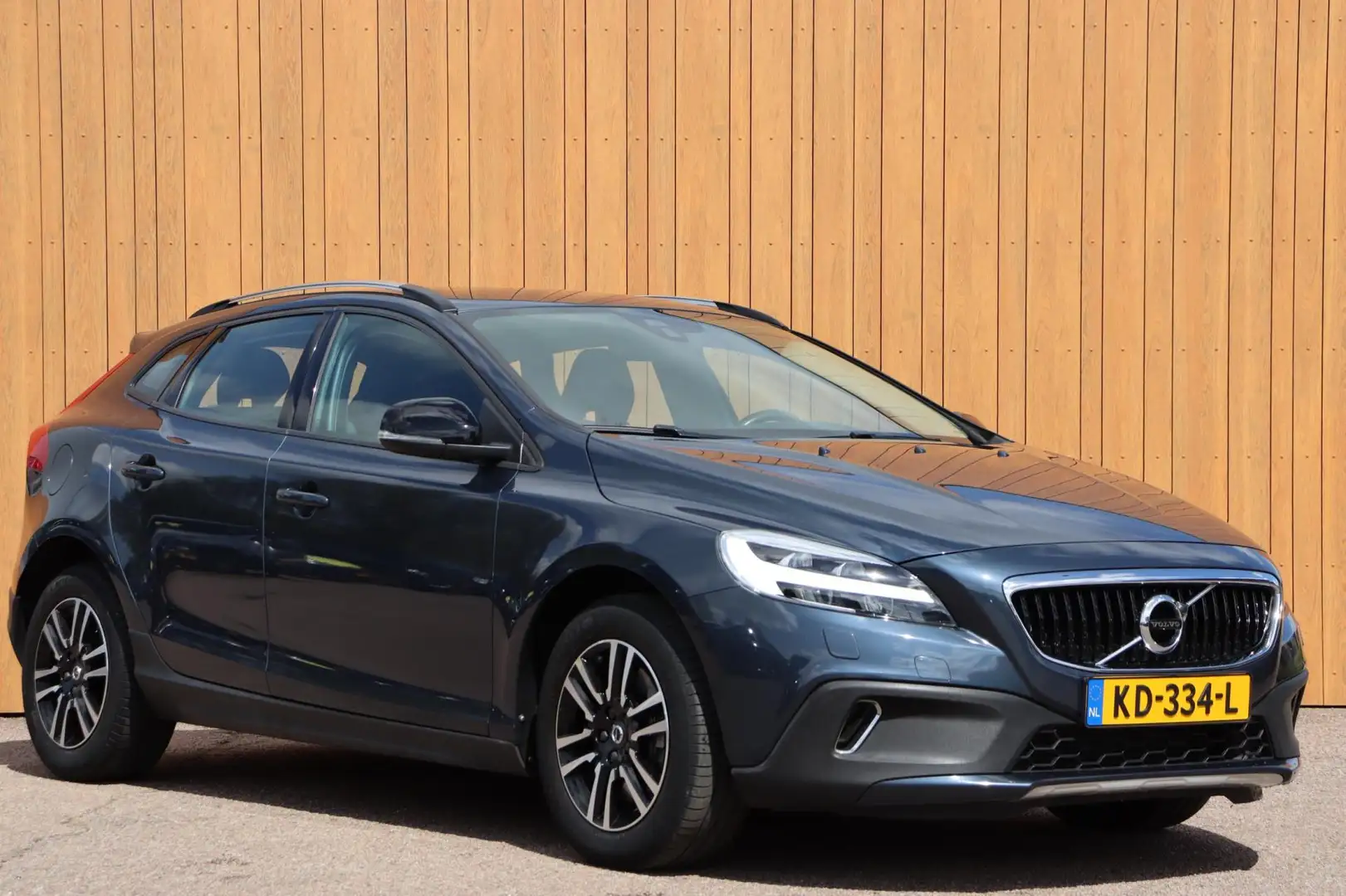 Volvo V40 Cross Country 1.5 T3 Nordic+ org. NL-auto Blue - 2