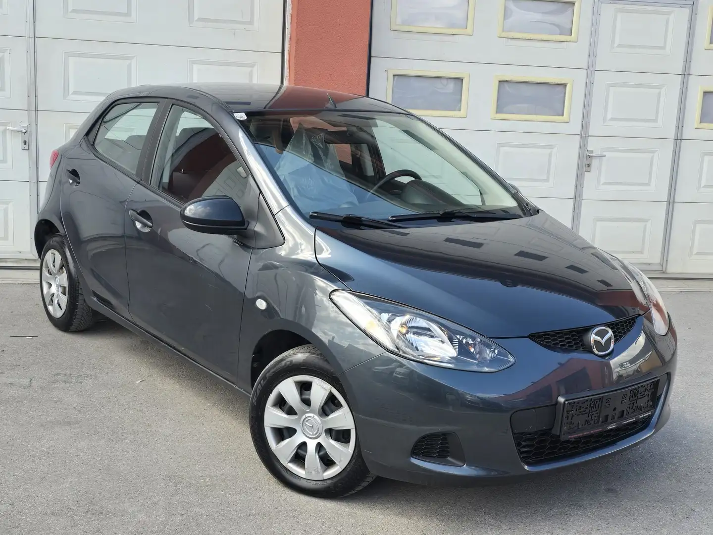 Mazda 2 1,3i CE Plus Grau - 2