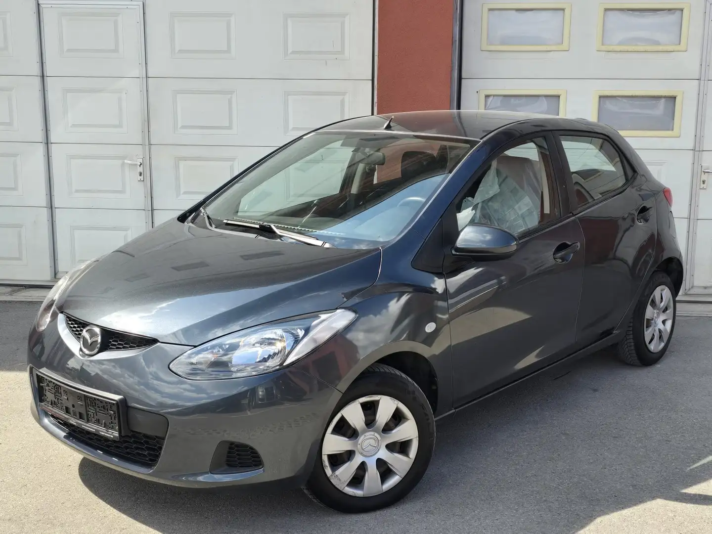 Mazda 2 1,3i CE Plus Grau - 1