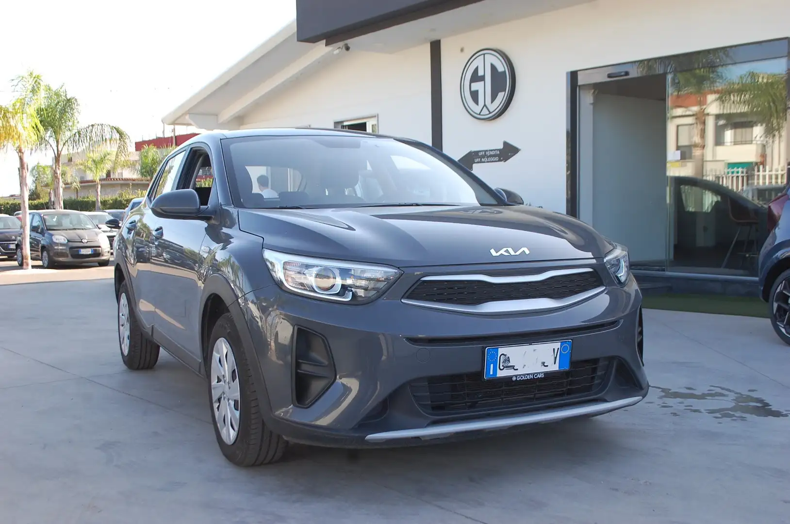 Kia Stonic 1.2 dpi  84CV Urban Smart Pack Uff Italy USB Gris - 1
