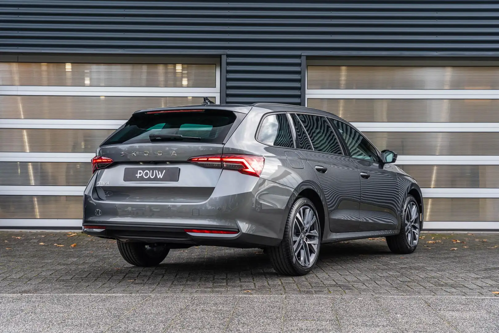 Skoda Octavia Combi 1.5 TSI 115pk MHEV Business Edition Plus | 1 Grijs - 2