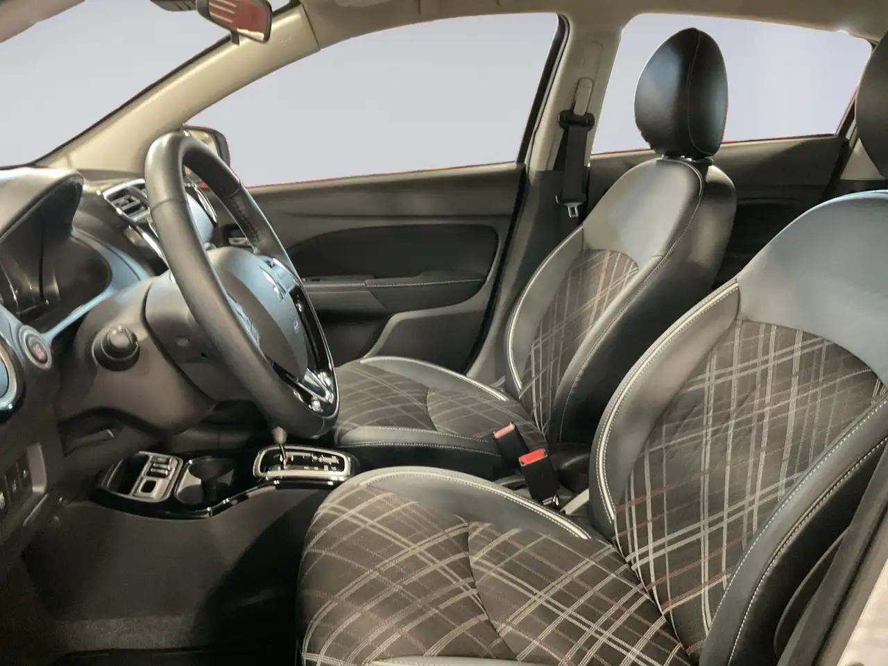 Mitsubishi Mirage снимка Mitsubishi Mirage