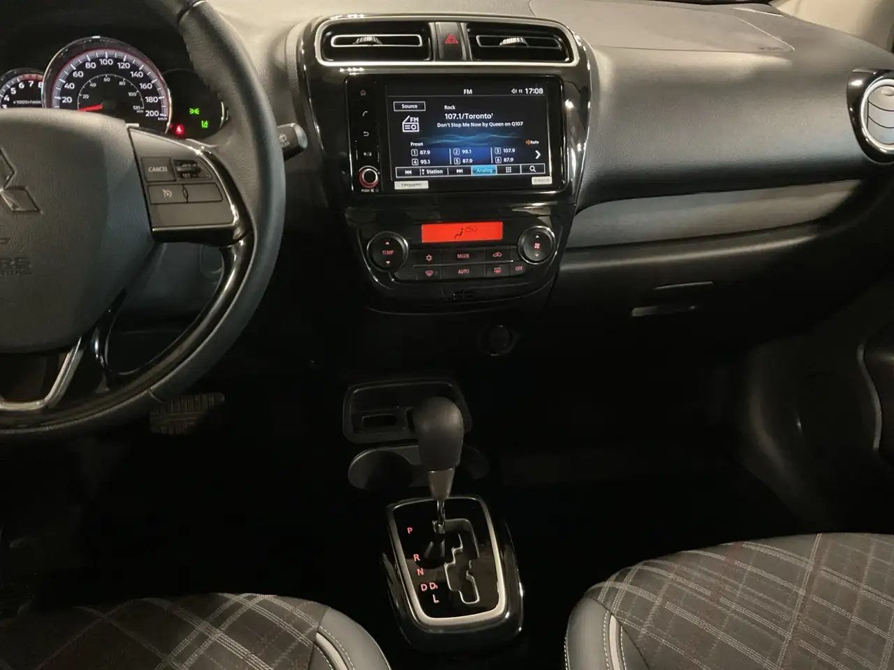 Mitsubishi Mirage снимка Mitsubishi Mirage