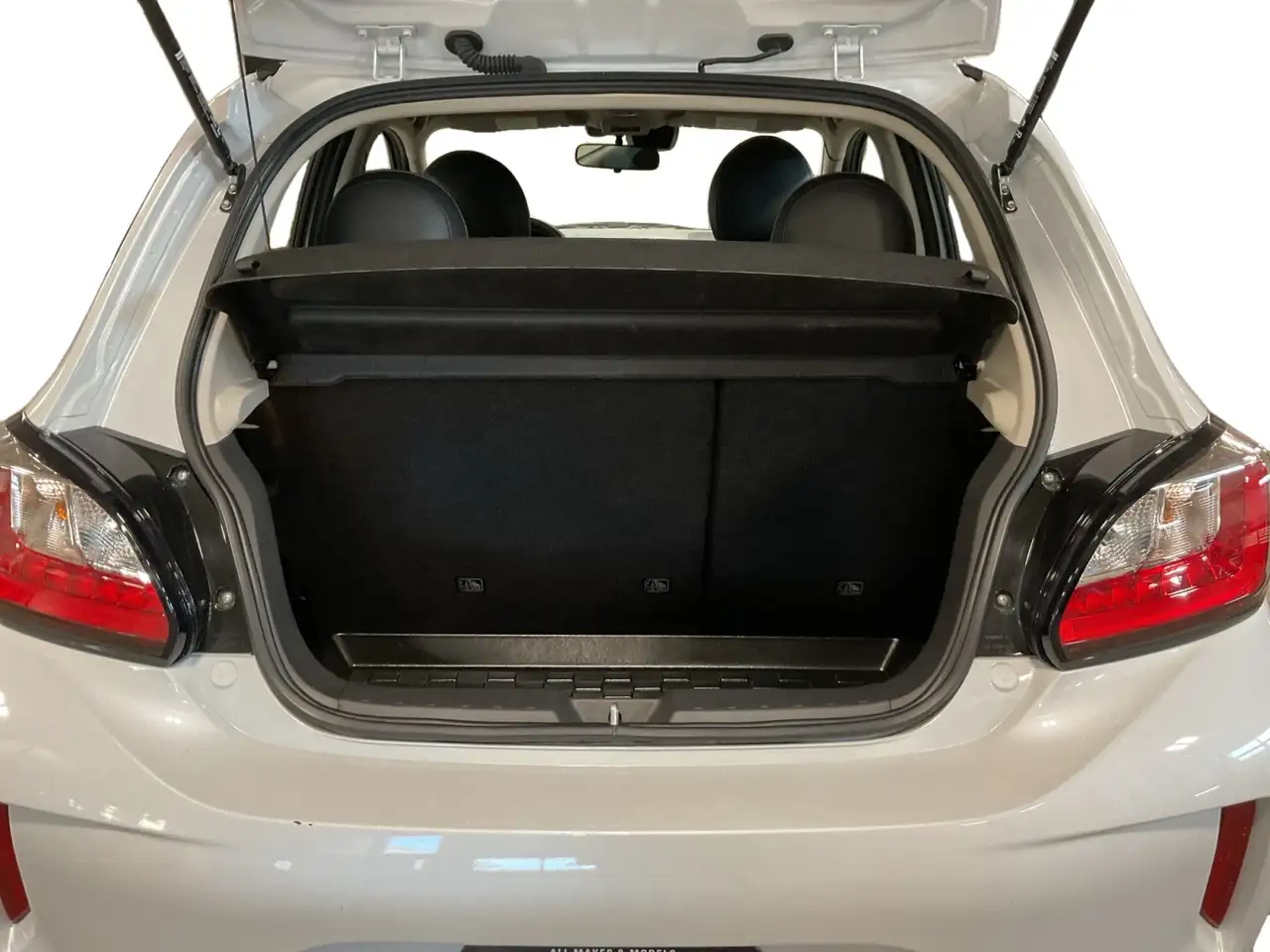 Mitsubishi Mirage снимка Mitsubishi Mirage