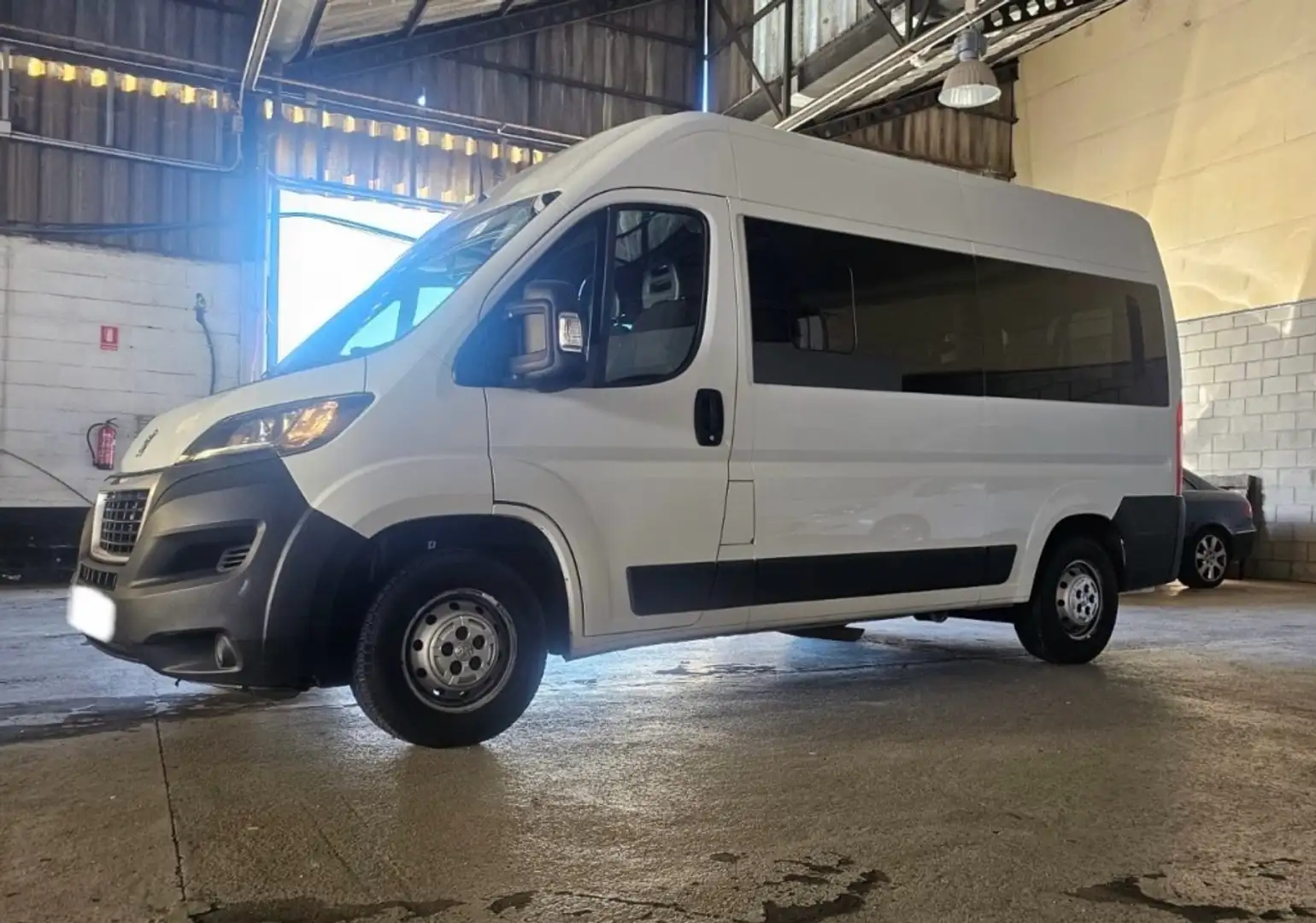 Peugeot Boxer Minibus 2.2BlueHDI 333 L2H2 140 Blanc - 2