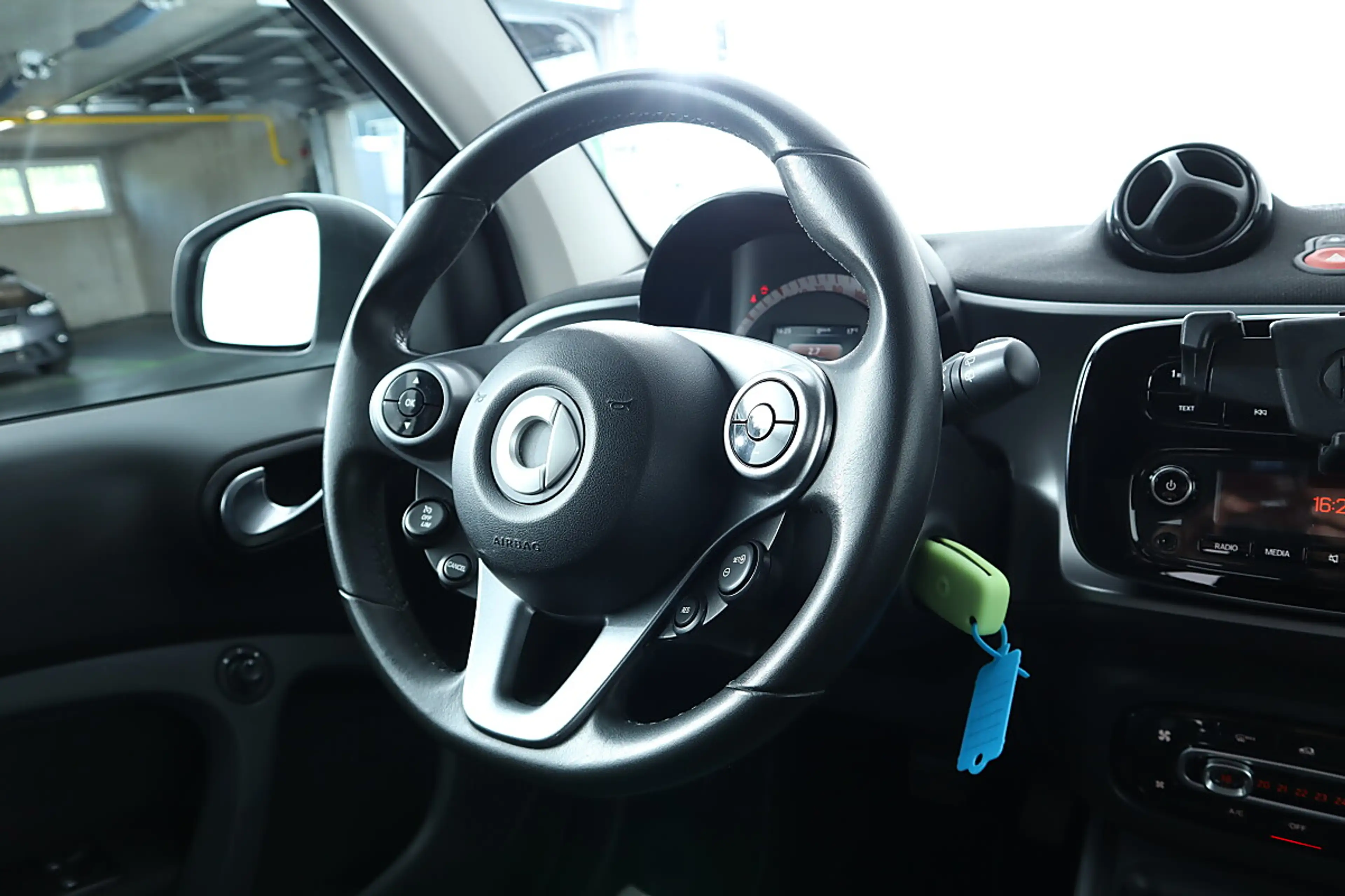 smart forTwo smart fortwo Prime Aut. LEDER*SHZ*BT*PANO — photo 19