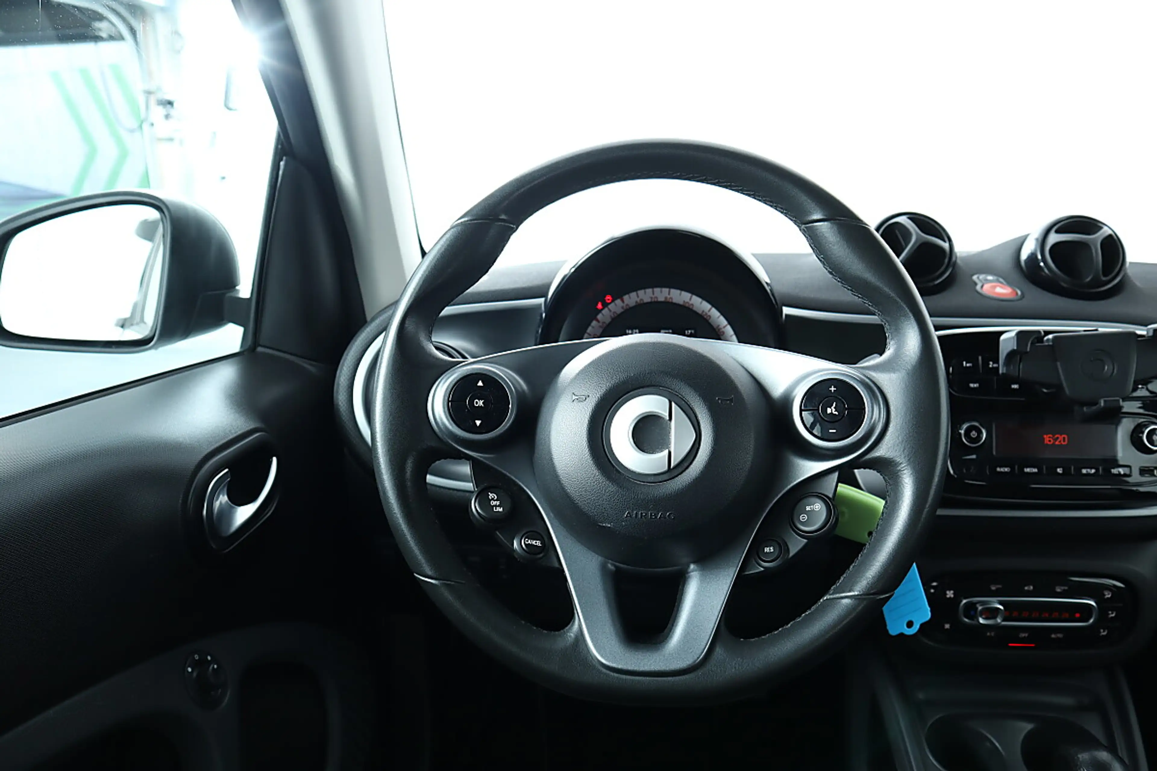 smart forTwo smart fortwo Prime Aut. LEDER*SHZ*BT*PANO — photo 16