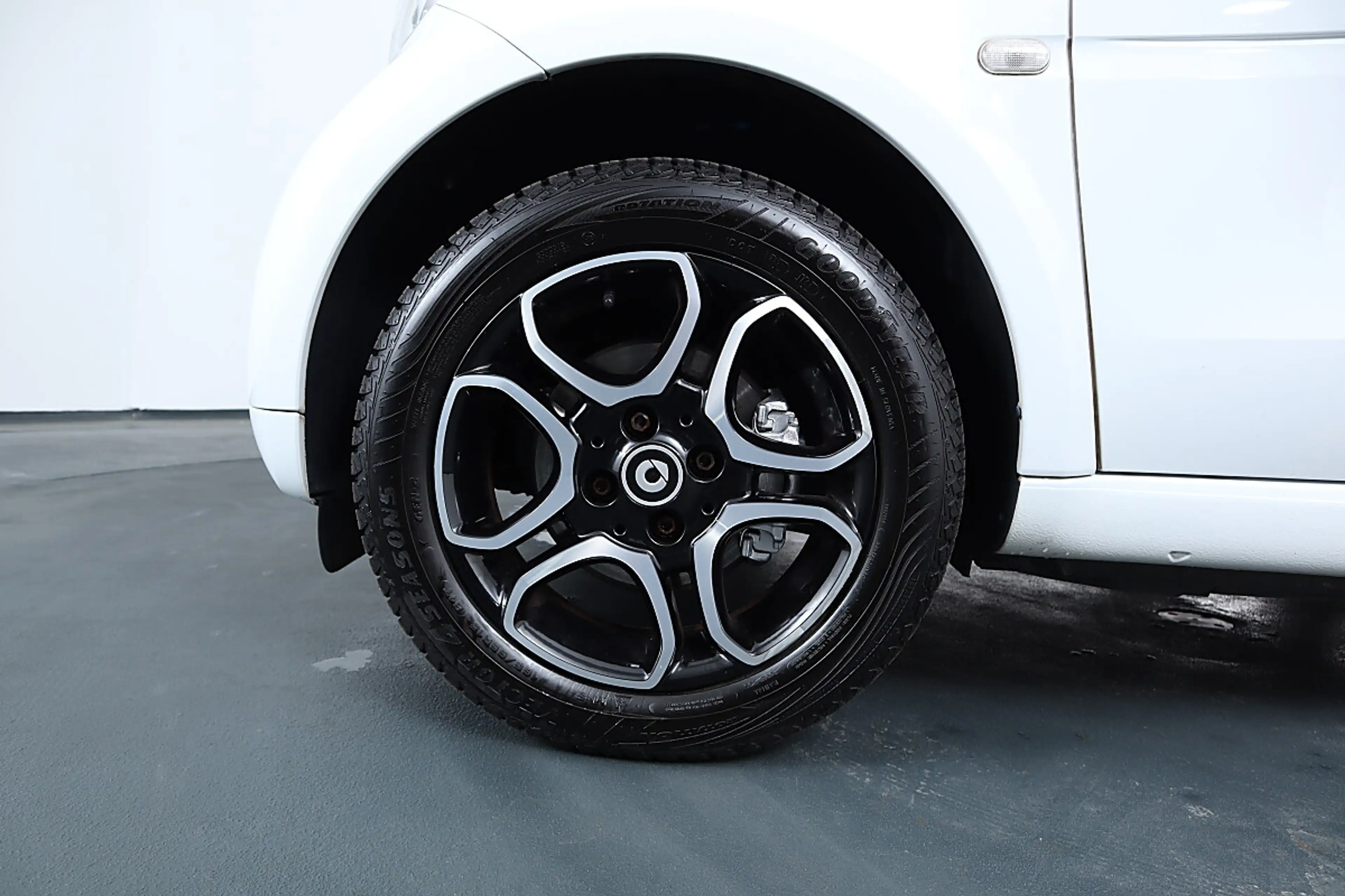 smart forTwo smart fortwo Prime Aut. LEDER*SHZ*BT*PANO — photo 13