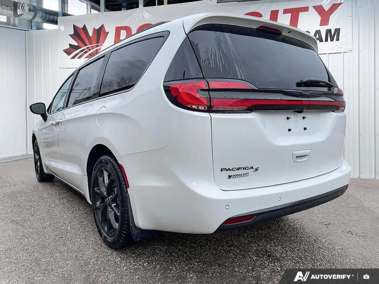 Chrysler Pacifica снимка Chrysler Pacifica