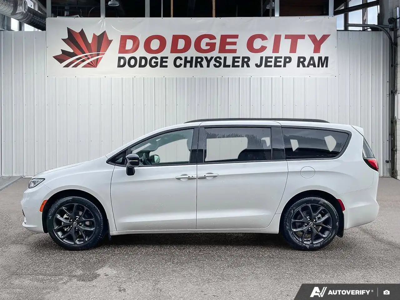 Chrysler Pacifica снимка Chrysler Pacifica