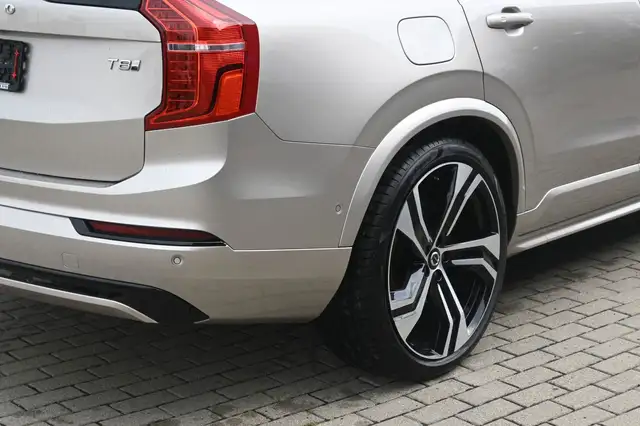 Volvo XC90 view 5