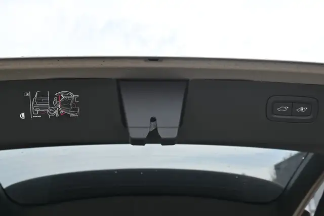 Volvo XC90 view 9