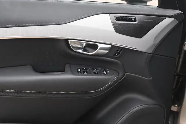Volvo XC90 view 11