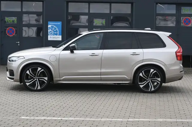 Volvo XC90 view 2