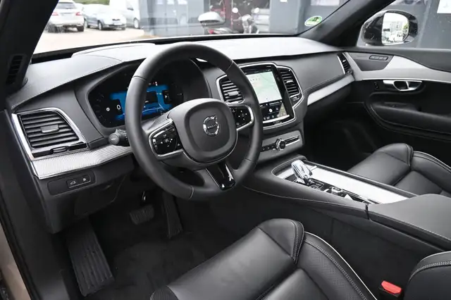 Volvo XC90 view 10