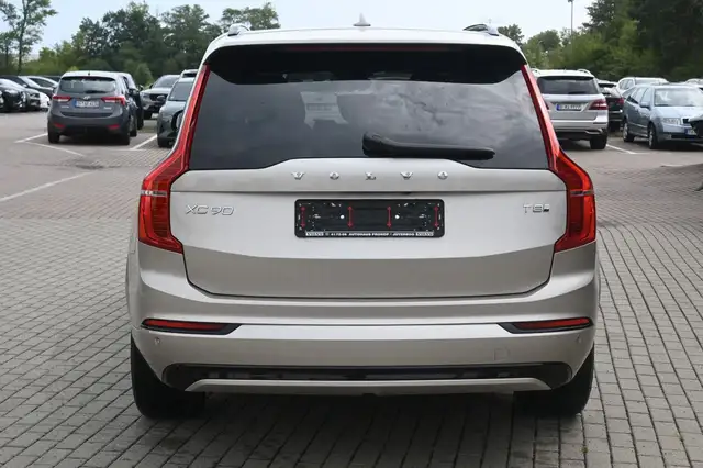 Volvo XC90 view 4