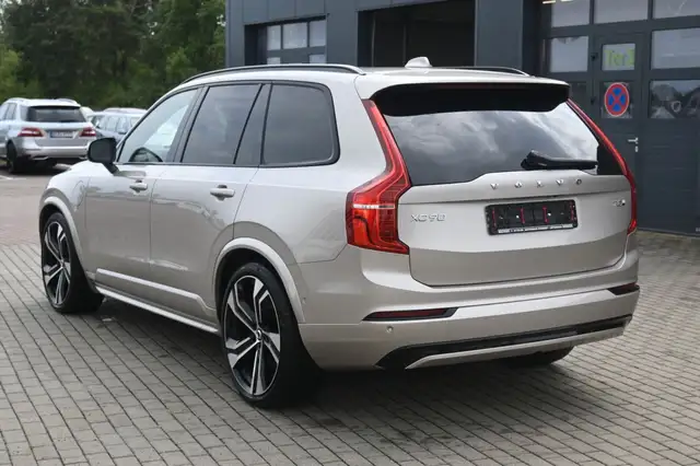 Volvo XC90 view 3