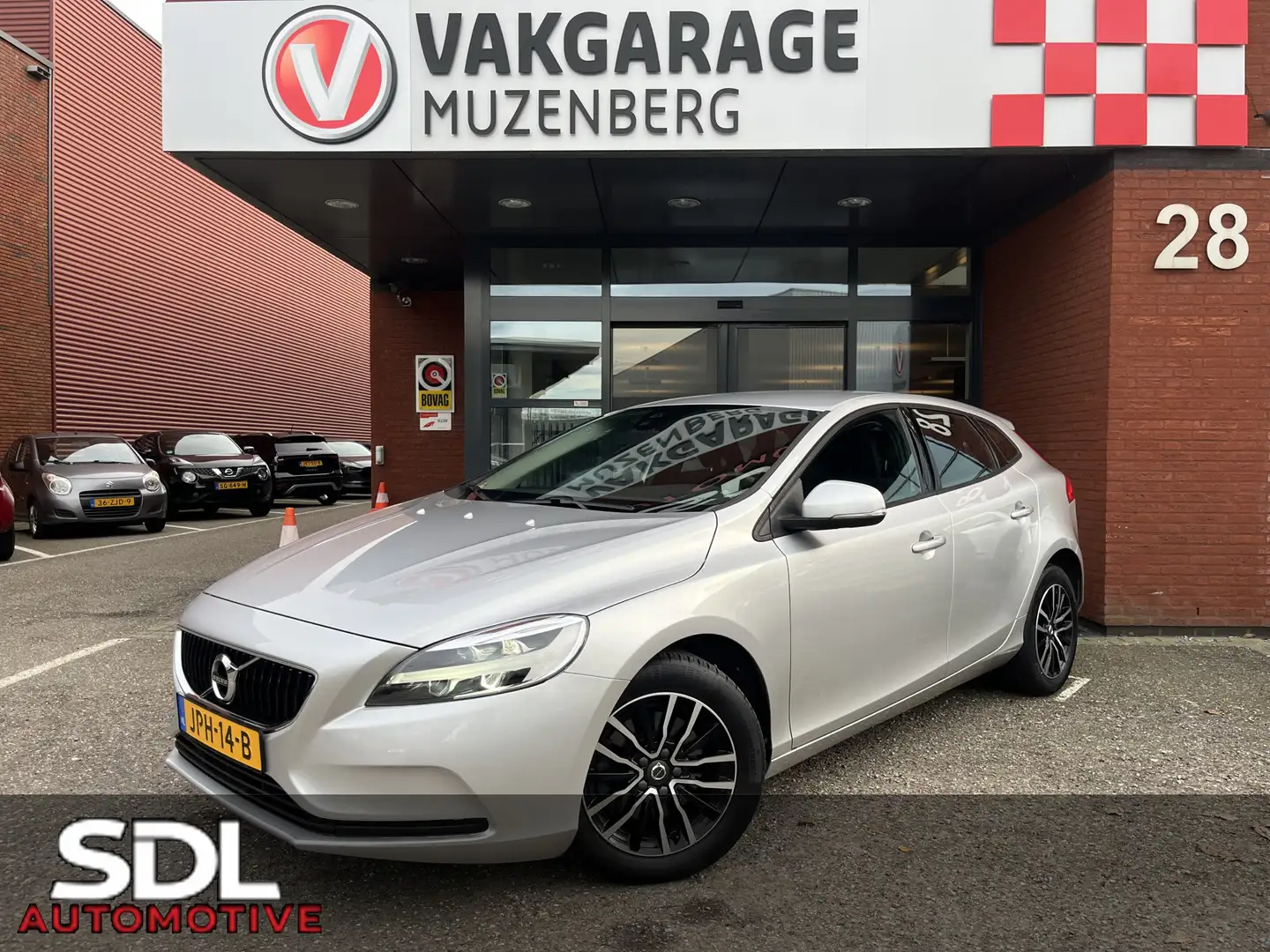 Volvo V40 2.0 T2 Momentum // NAVI // PDC // CLIMA // CRUISE Zilver - 1