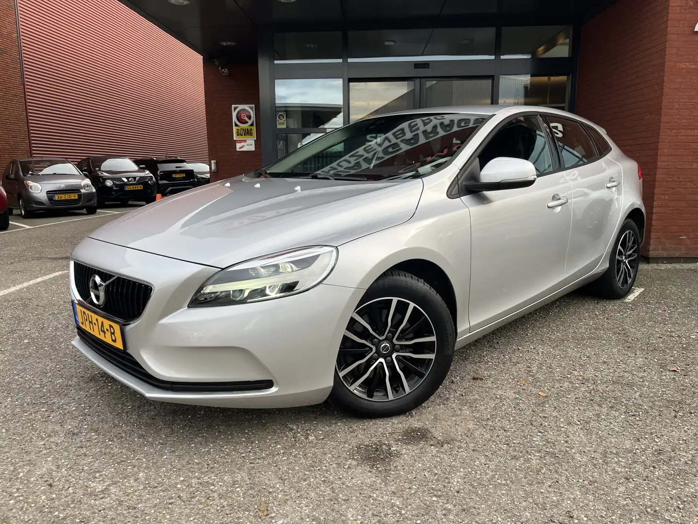 Volvo V40 2.0 T2 Momentum // NAVI // PDC // CLIMA // CRUISE Zilver - 2