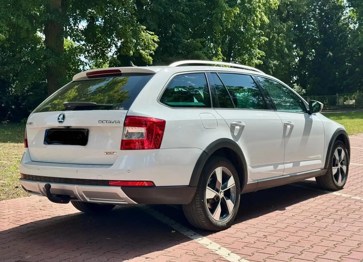 Skoda Octavia 2.0 TDI Scout 4x4 185 PS Weiß - 2