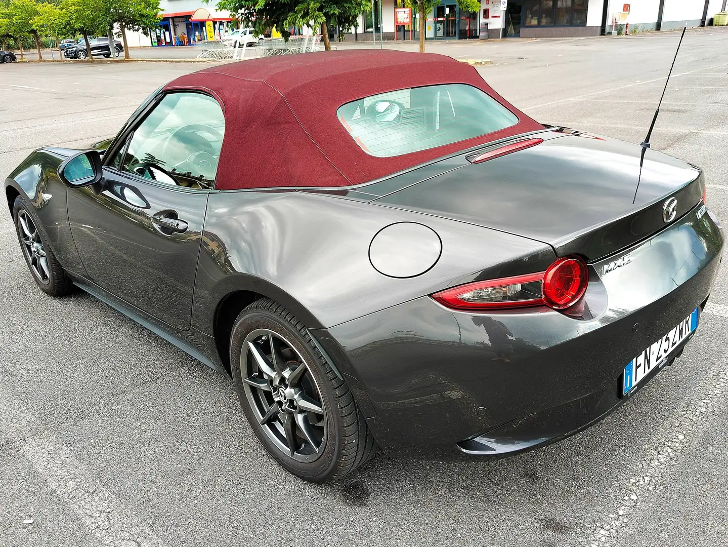 Mazda MX-5 Soft Top 1.5 "Cherry Edition" Grigio - 2