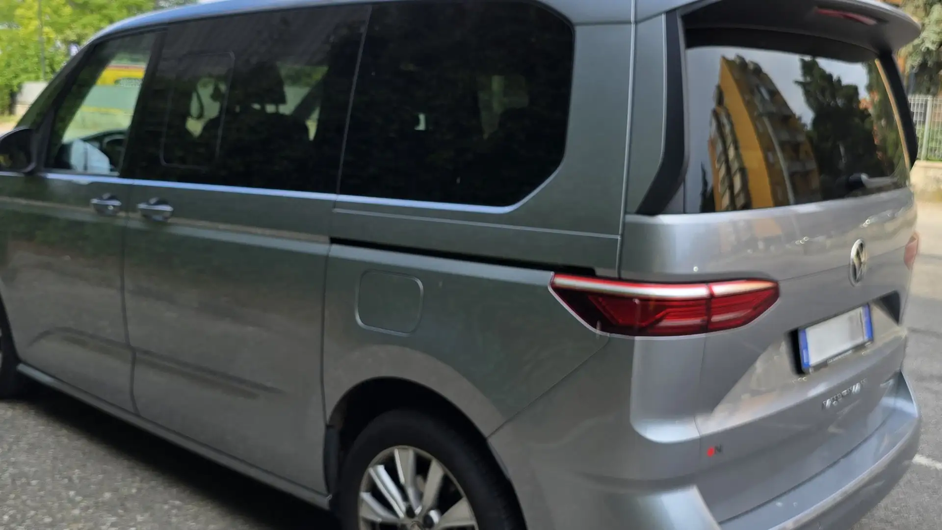 Volkswagen T7 Multivan Multivan 2.0 TDI Life 150cv dsg 7 Posti CAMERA Argento - 2