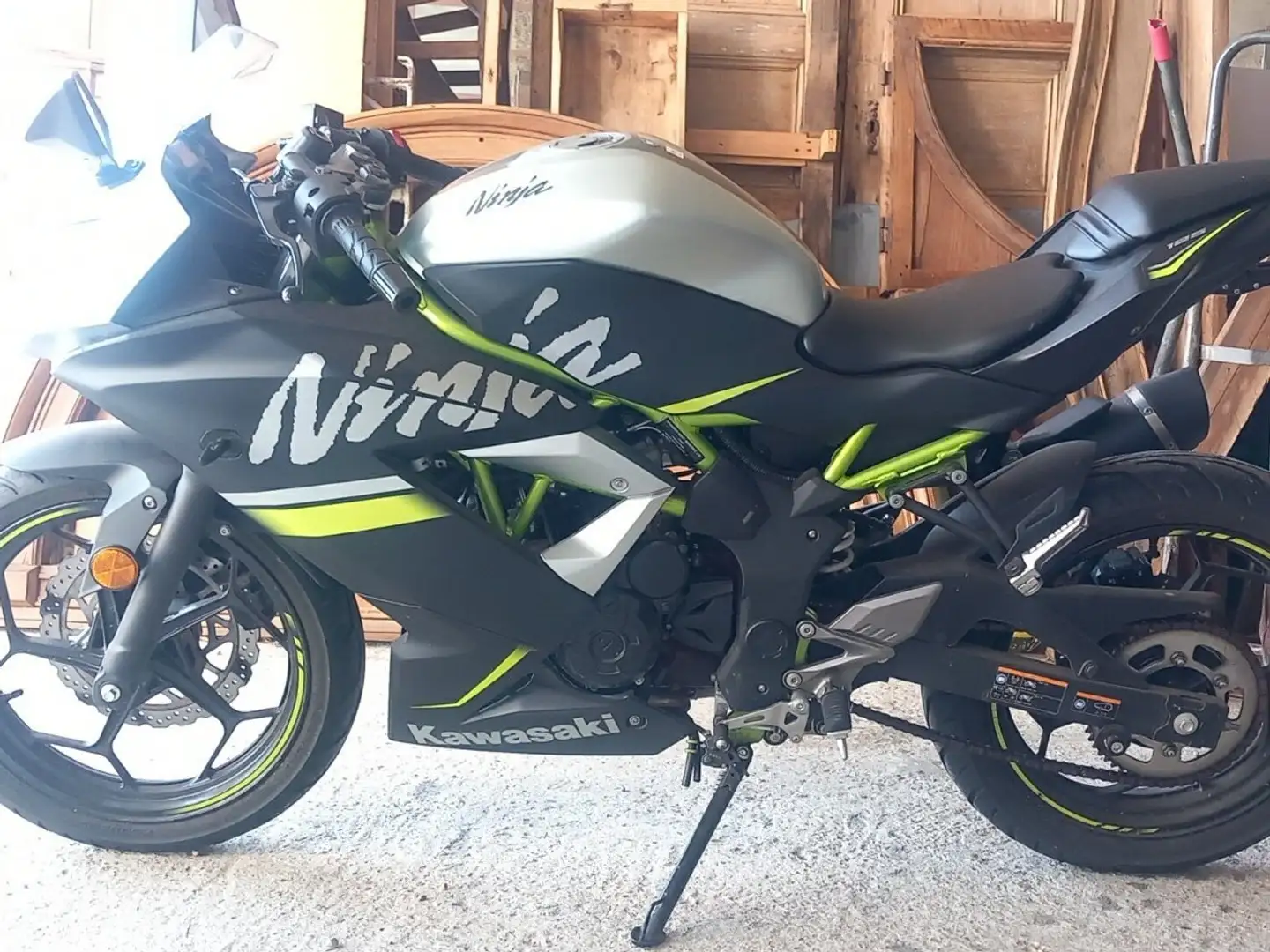 Kawasaki Ninja 125 Negro - 2