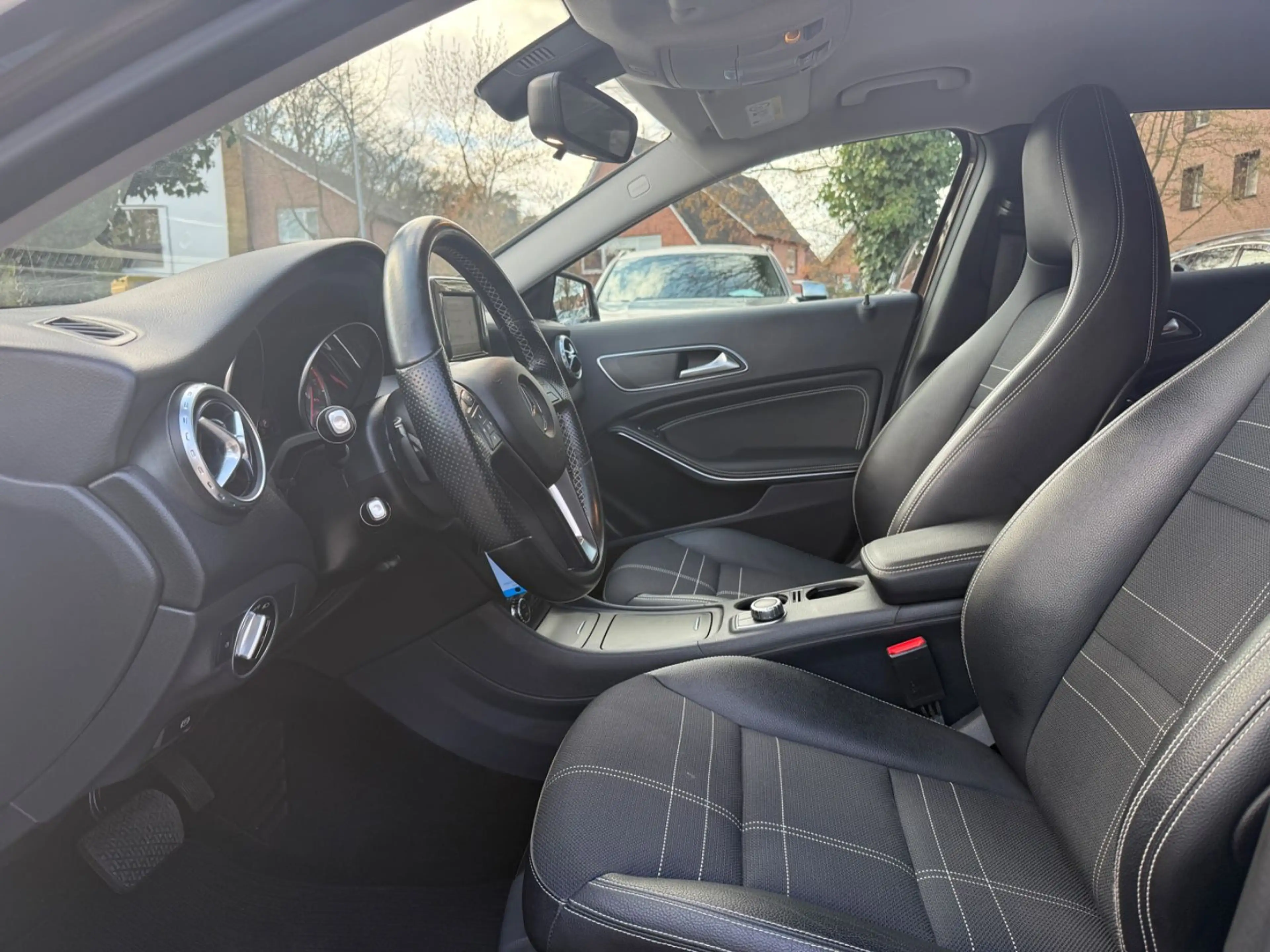 Mercedes-Benz GLA 200 *LED*XENON*SHZ*PDC*NAVI* — photo 12