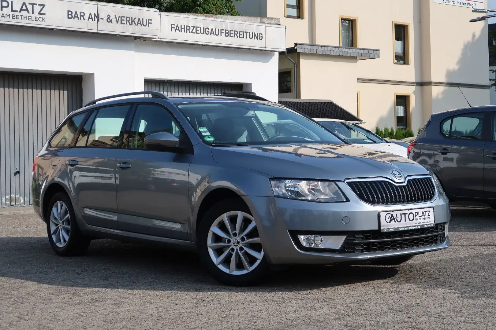 Skoda Octavia Combi 4x4 *NAVI *1.HAND Grau - 1