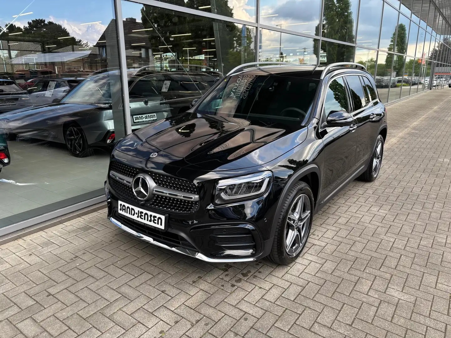 Mercedes-Benz GLB 200 AMG Line Adv Plus Distr AHK 7-Sitz 360 Fekete - 2