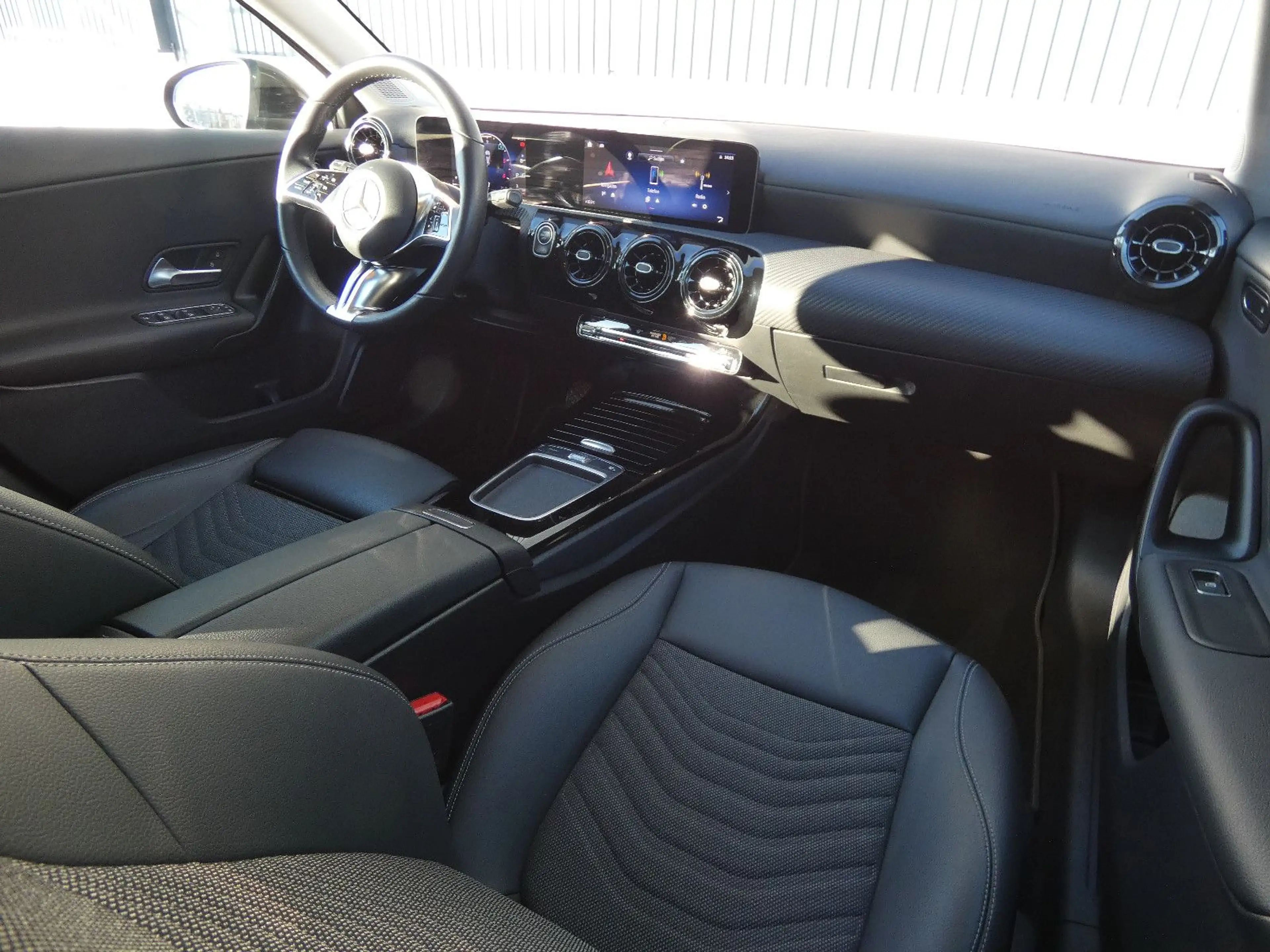Mercedes-Benz A 180 d DCT LED Navi Teilleder SHZ Kamera 1-Hand — photo 2