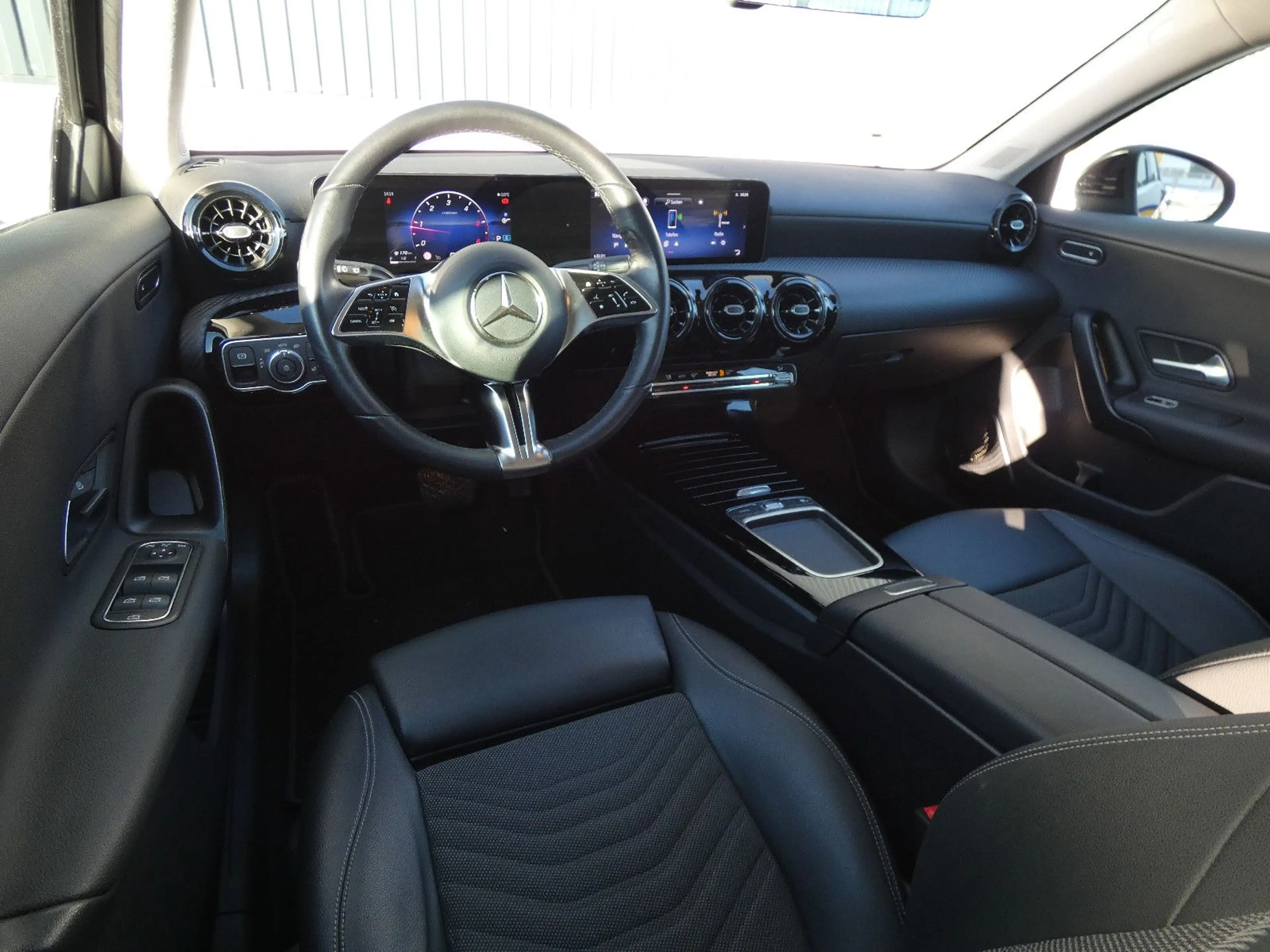 Mercedes-Benz A 180 d DCT LED Navi Teilleder SHZ Kamera 1-Hand — photo 3