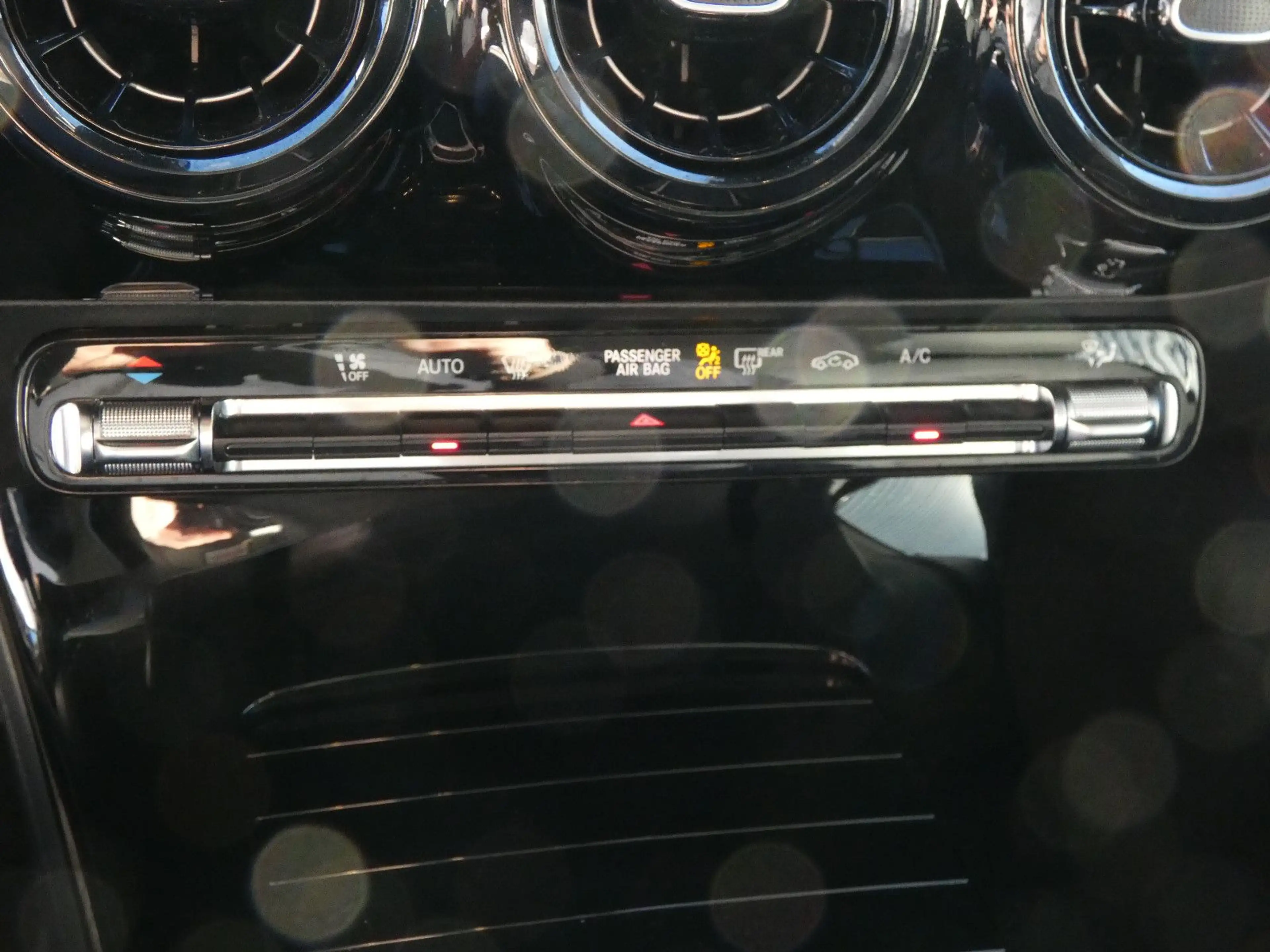 Mercedes-Benz A 180 d DCT LED Navi Teilleder SHZ Kamera 1-Hand — photo 15