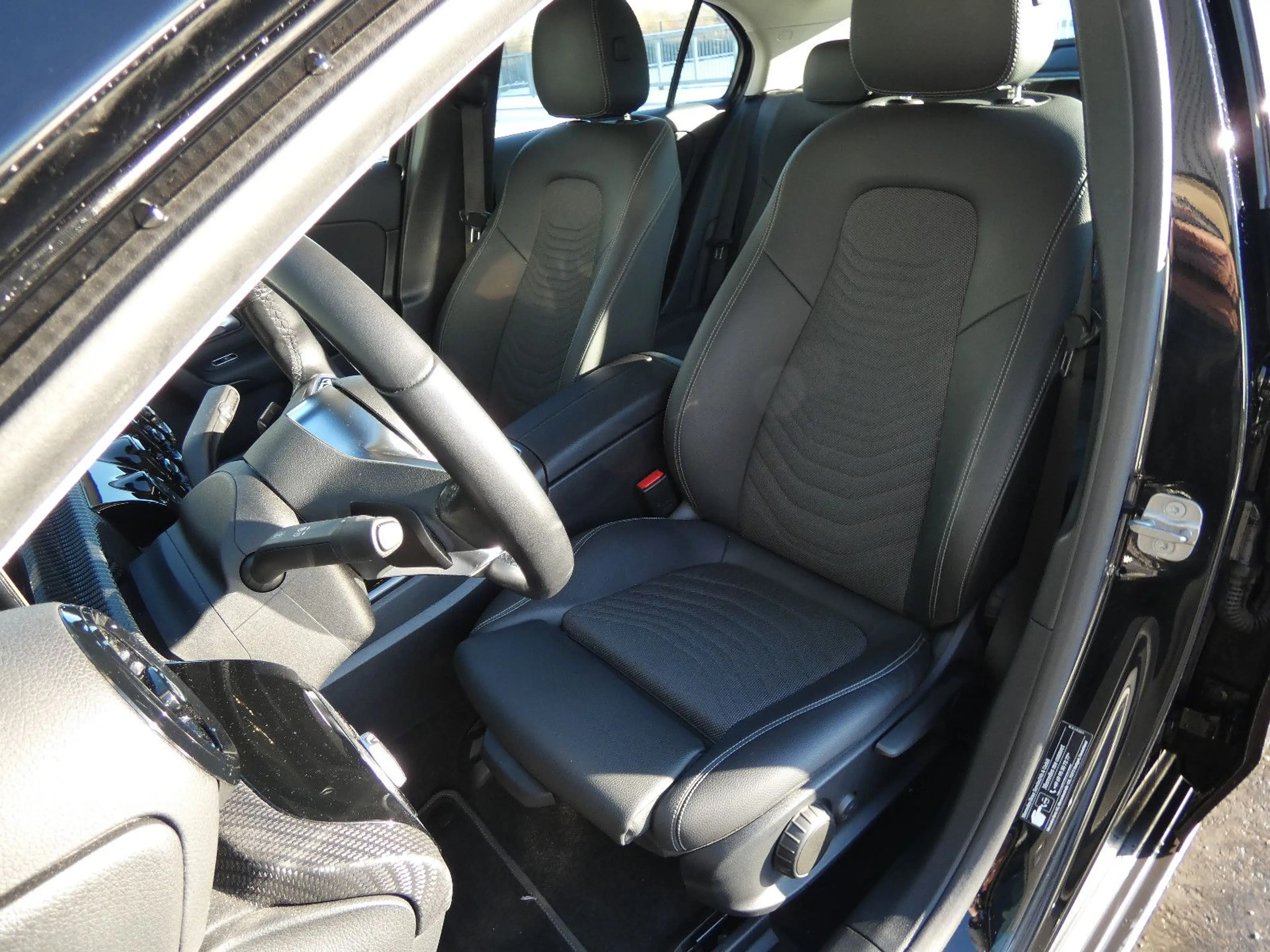 Mercedes-Benz A 180 d DCT LED Navi Teilleder SHZ Kamera 1-Hand — photo 5