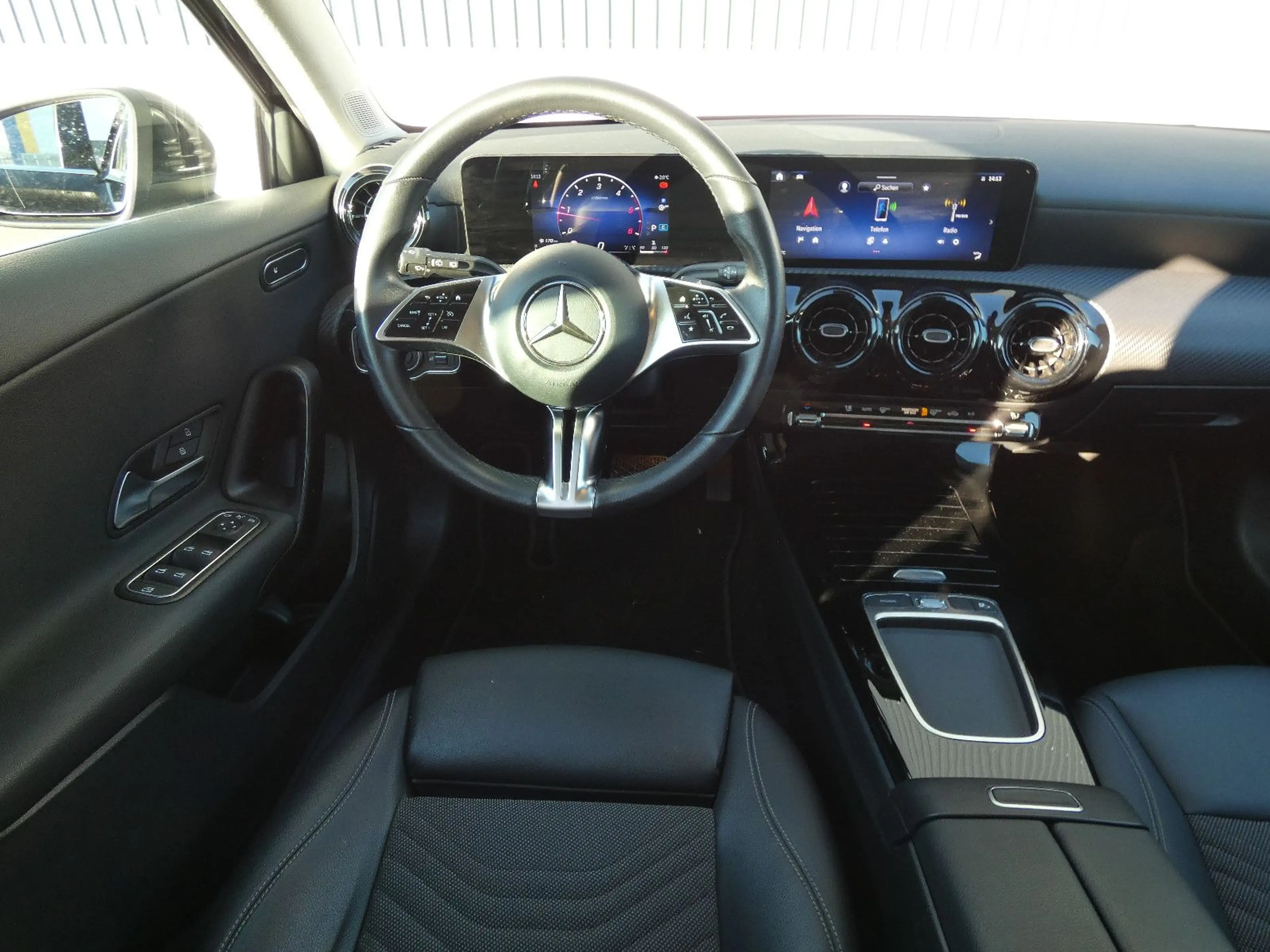 Mercedes-Benz A 180 d DCT LED Navi Teilleder SHZ Kamera 1-Hand — photo 4