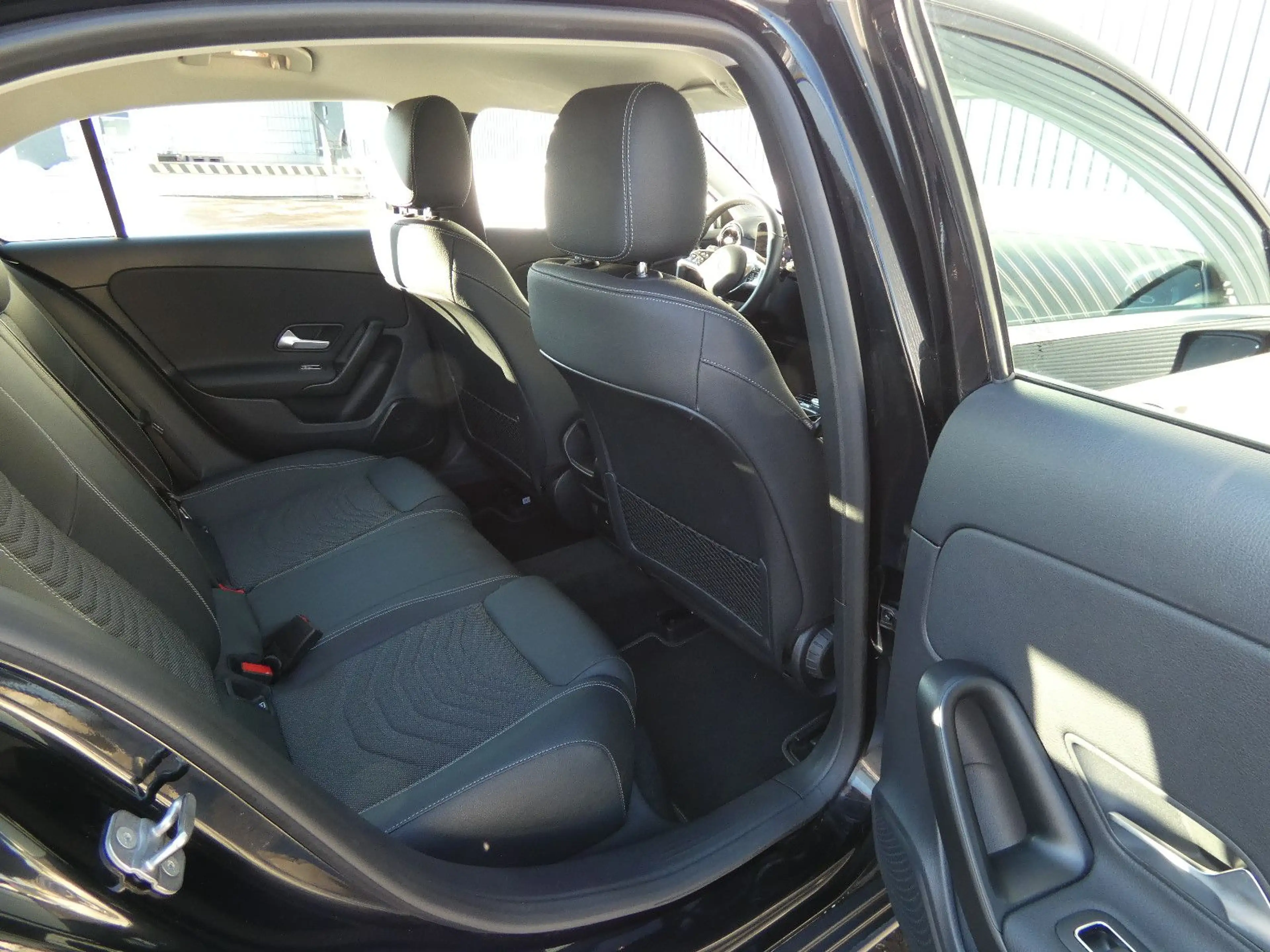 Mercedes-Benz A 180 d DCT LED Navi Teilleder SHZ Kamera 1-Hand — photo 7
