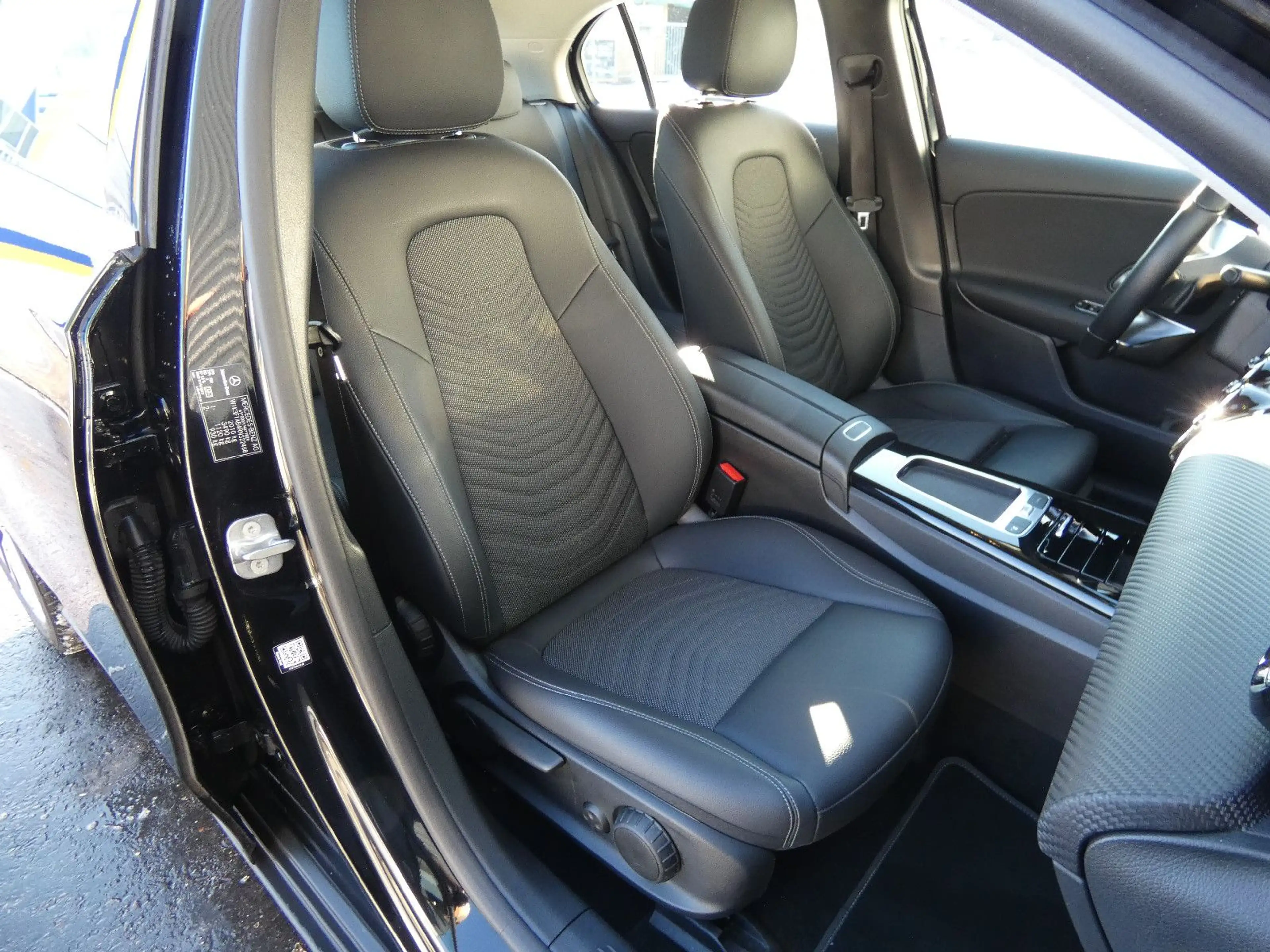Mercedes-Benz A 180 d DCT LED Navi Teilleder SHZ Kamera 1-Hand — photo 6