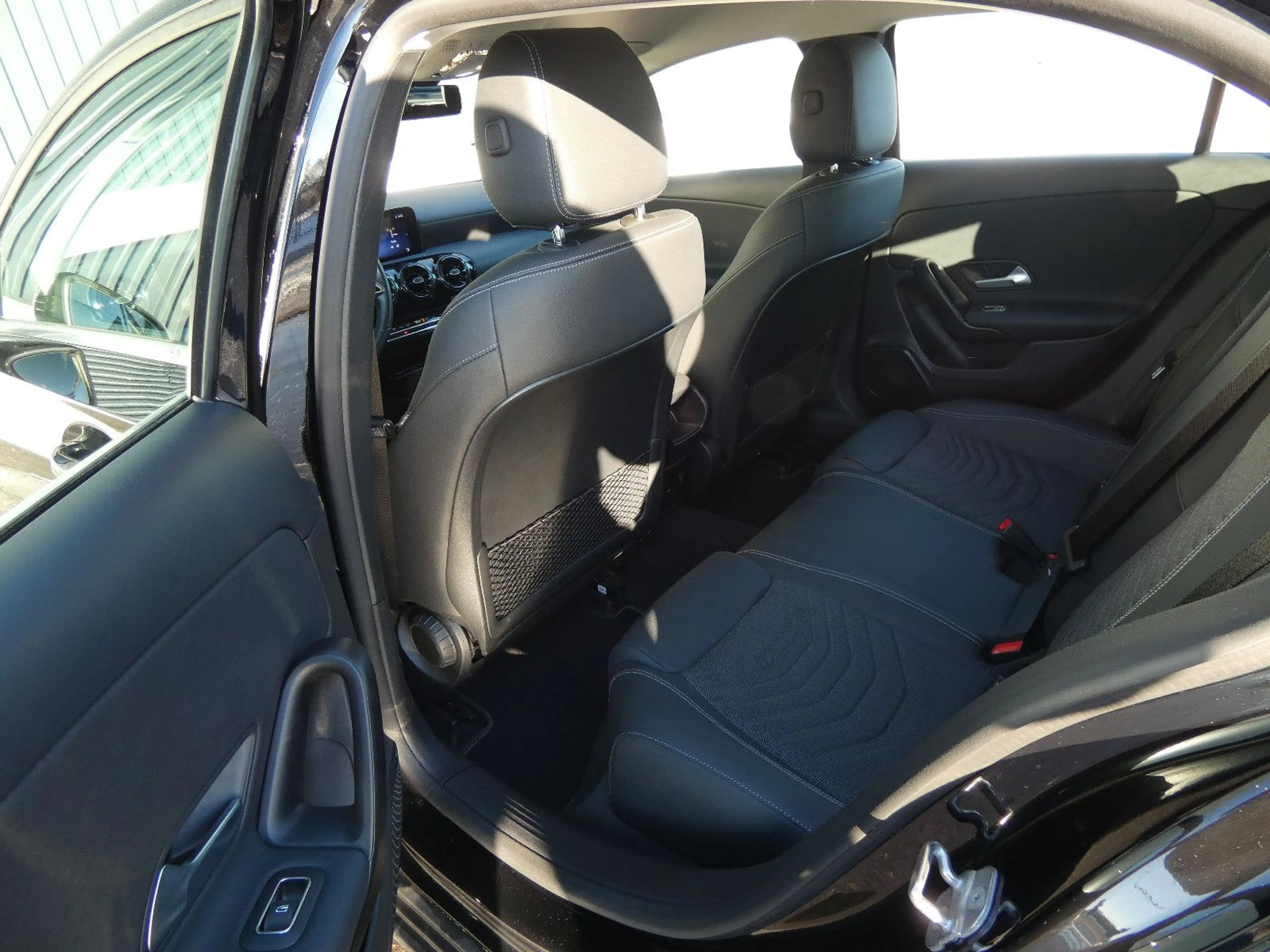 Mercedes-Benz A 180 d DCT LED Navi Teilleder SHZ Kamera 1-Hand — photo 8