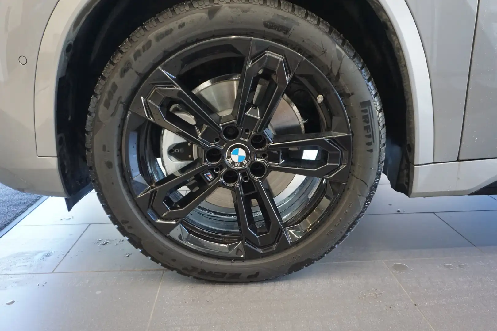 BMW iX1 xDrive30 Silber - 2