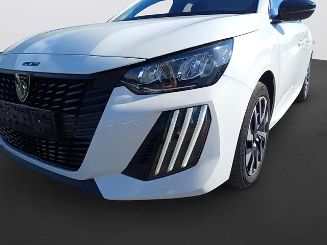 Peugeot 208 view 11